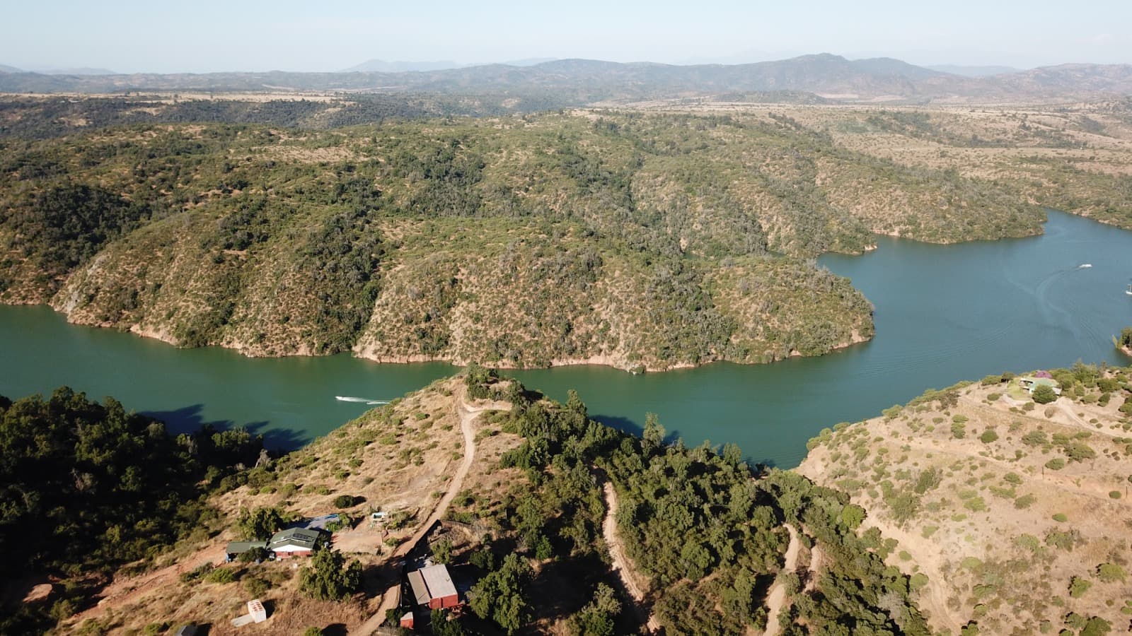 Vista aérea Aires de Rapel — lago turquesa y montañas